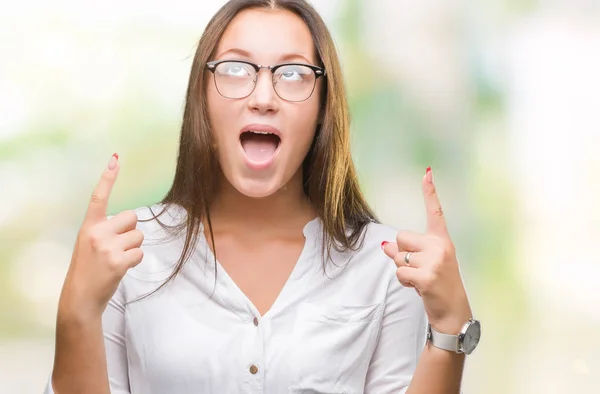 Junge Kaukasische Schöne Geschäftsfrau Mit Brille Vor Isoliertem Hintergrund Staunte — Stockfoto