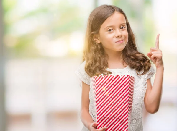 Brunett Spansktalande Tjej Äta Popcorn Överraskad Med Idé Eller Fråga — Stockfoto