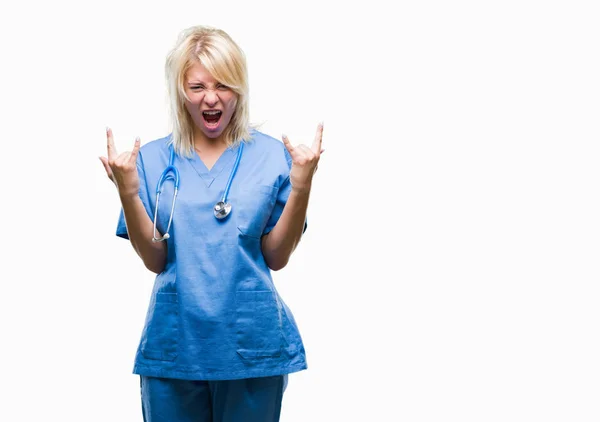 Giovane Bella Donna Medico Bionda Indossa Uniforme Medica Sfondo Isolato — Foto Stock