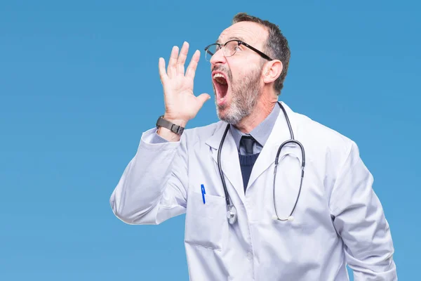 Hombre Médico Mediana Edad Con Uniforme Médico Aislado Gritando Gritando — Foto de Stock