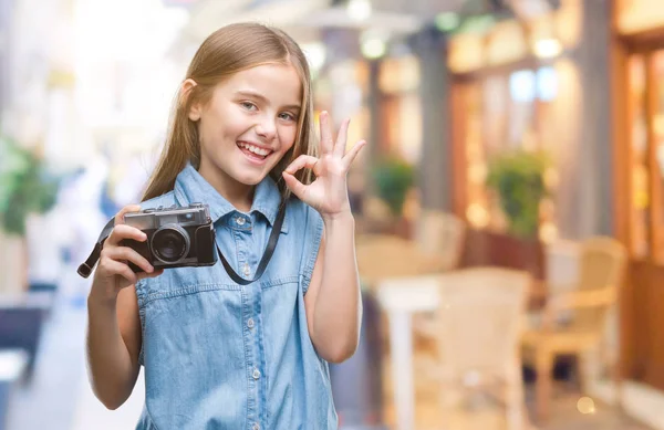 Young Beautiful Girl Taking Photos Using Vintage Camera Isolated Background — Stock Photo, Image