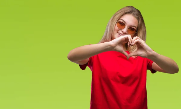 Mujer Caucásica Joven Con Gafas Sol Sobre Fondo Aislado Sonriendo —  Fotos de Stock