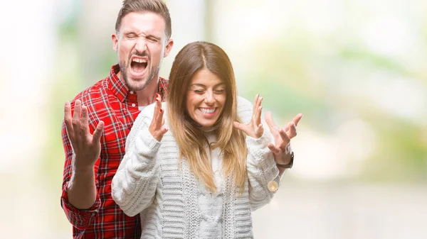 Jovem Casal Apaixonado Vestindo Camisola Inverno Sobre Fundo Isolado Celebrando — Fotografia de Stock