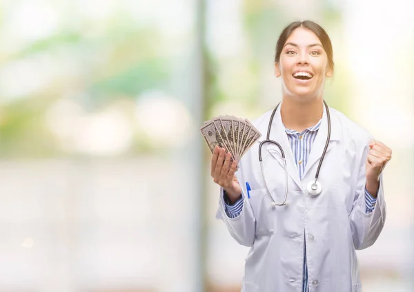 Jovem Médica Hispânica Segurando Dólares Gritando Orgulhoso Celebrando Vitória Sucesso — Fotografia de Stock