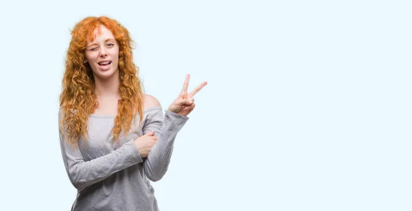 Mujer Pelirroja Joven Sonriendo Con Cara Feliz Guiñando Ojo Cámara —  Fotos de Stock