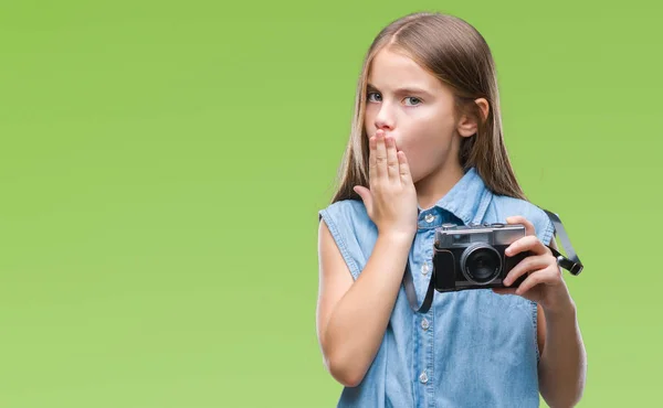 Jovem Menina Bonita Tirar Fotos Usando Câmera Vintage Sobre Fundo — Fotografia de Stock