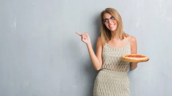 Mulher Bonita Sobre Grunge Parede Cinza Comer Pizza Pepperoni Muito — Fotografia de Stock