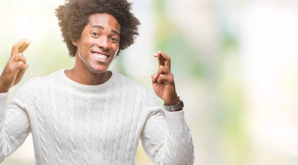 Αφρο Αμερικανικό Άνθρωπος Πέρα Από Απομονωμένο Υπόβαθρο Χαμογελώντας Διέλευσης Δάχτυλα — Φωτογραφία Αρχείου