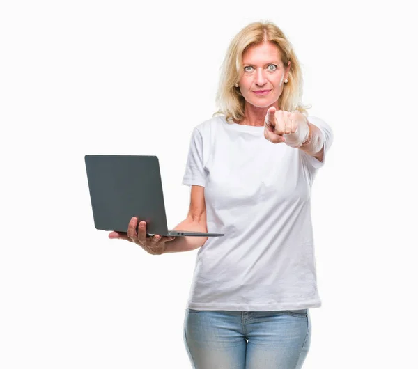 Blonde Frau Mittleren Alters Mit Computer Laptop Über Isoliertem Hintergrund — Stockfoto