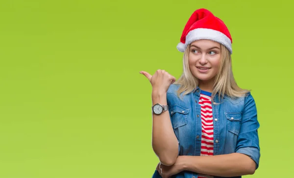 Junge Kaukasische Frau Mit Weihnachtsmütze Über Isoliertem Hintergrund Lächelt Mit — Stockfoto