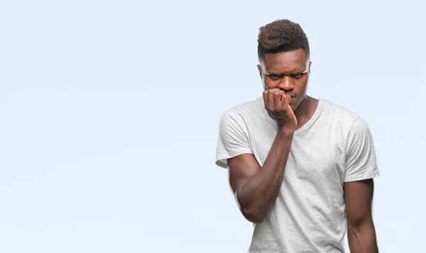Giovane Uomo Afroamericano Sfondo Isolato Cercando Stressato Nervoso Con Mani — Foto Stock