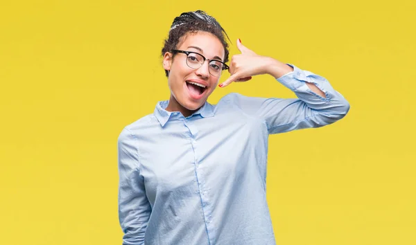 Joven Chica Negocios Afroamericana Trenzada Con Gafas Sobre Fondo Aislado —  Fotos de Stock