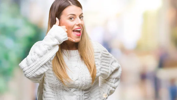 Mooie Jongedame Casual Witte Trui Geïsoleerde Achtergrond Doen Glimlachen Telefoon — Stockfoto