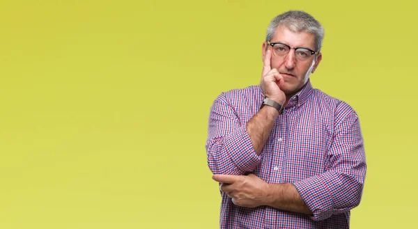 Hombre Mayor Guapo Con Gafas Sobre Fondo Aislado Pensando Que —  Fotos de Stock