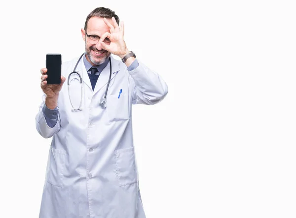 Mezza Età Anziano Hoary Medico Uomo Mostrando Schermo Smartphone Sfondo — Foto Stock