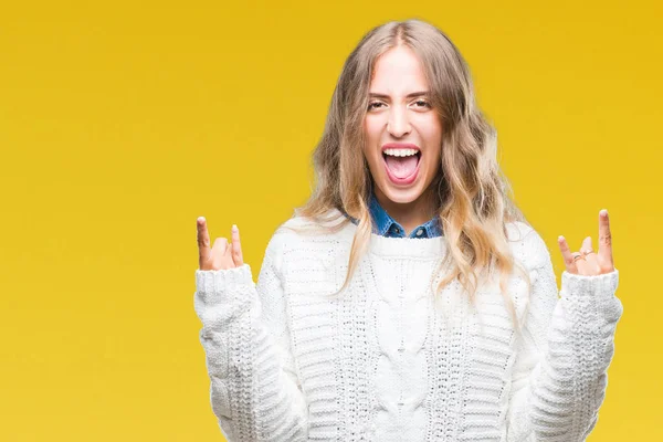 Mooie Jonge Blonde Vrouw Winter Trui Dragen Geïsoleerde Achtergrond Schreeuwen — Stockfoto