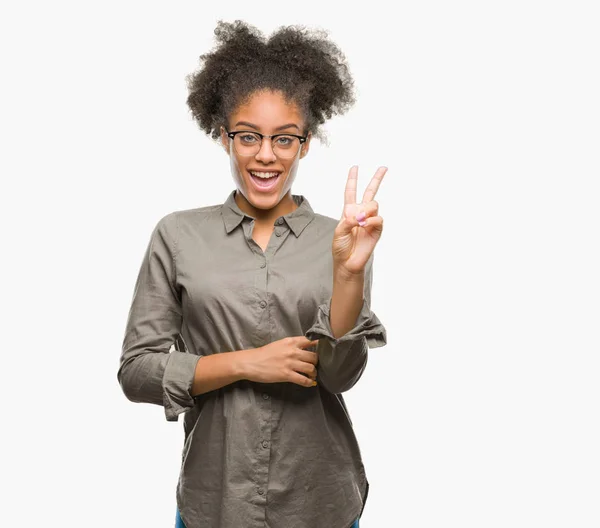 Молодая Афро Американка Очках Изолированном Фоне Улыбается Счастливым Лицом Подмигивая — стоковое фото