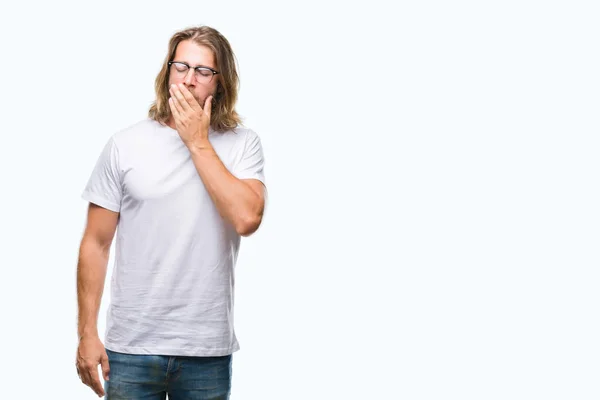 Genç Yakışıklı Adam Uzun Saçlı Gözlüklü Izole Arka Plan Üzerinde — Stok fotoğraf