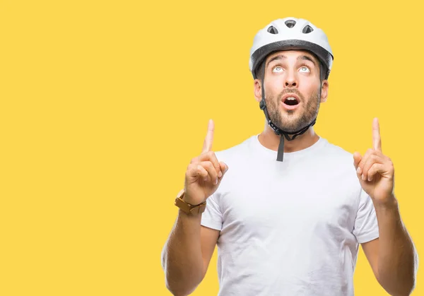 Jovem Homem Bonito Vestindo Capacete Segurança Ciclista Sobre Fundo Isolado — Fotografia de Stock