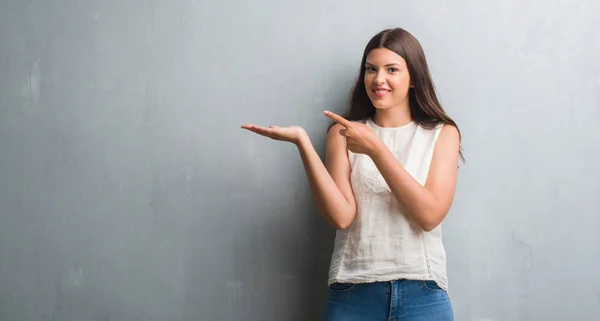 Jeune Femme Brune Sur Mur Gris Grunge Très Heureux Pointant — Photo