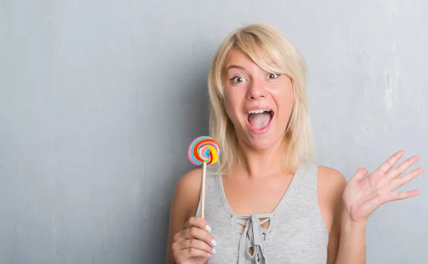 Caucásico Adulto Mujer Sobre Gris Grunge Pared Comer Caramelo Piruleta — Foto de Stock