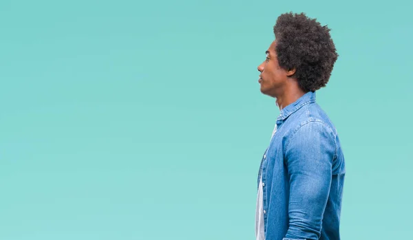 Hombre Afroamericano Sobre Fondo Aislado Mirando Hacia Lado Pose Perfil — Foto de Stock