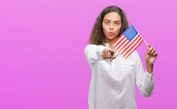 Ung Spansktalande Kvinna Anläggning Flagga United Ständerna America Pekar Med — Stockfoto