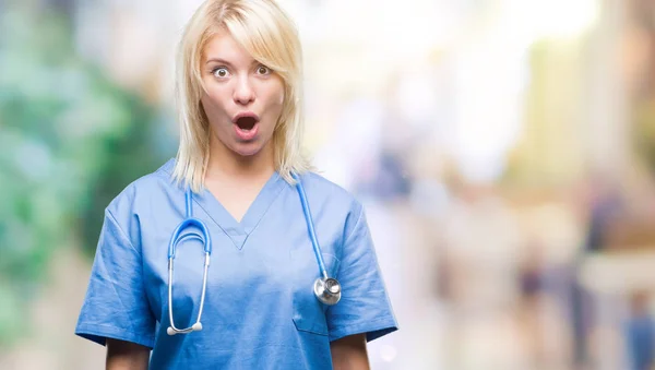 Jonge Mooie Blonde Dokter Vrouw Dragen Medische Uniform Geïsoleerde Achtergrond — Stockfoto