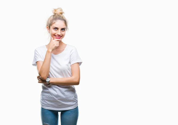 Joven Mujer Rubia Hermosa Con Camiseta Blanca Sobre Fondo Aislado — Foto de Stock