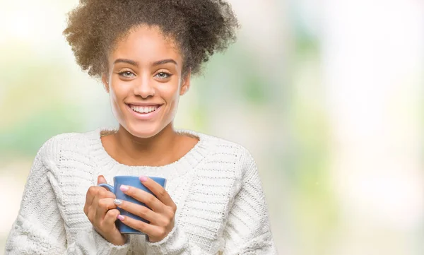 Junge Afroamerikanerin Trinkt Tasse Kaffee Über Isoliertem Hintergrund Mit Einem — Stockfoto