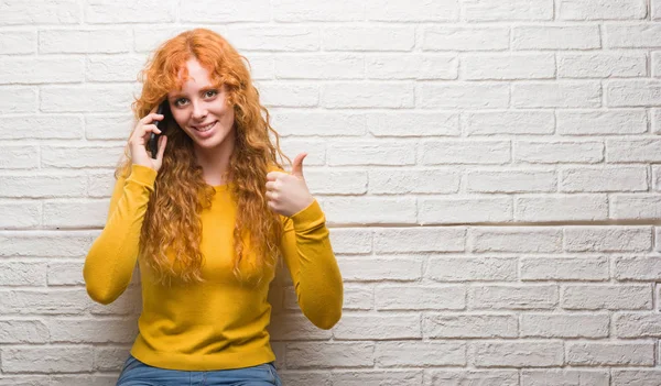 Büyük Mutlu Ile Telefonda Tuğla Duvardan Duran Genç Kızıl Saçlı — Stok fotoğraf