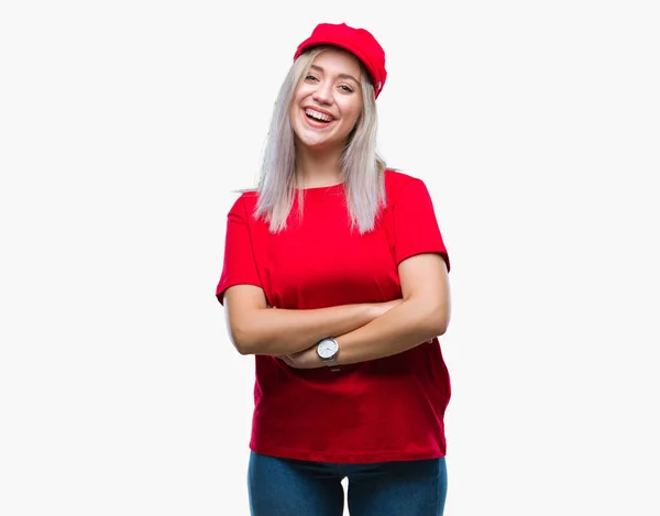 年轻的金发女子戴着红帽在孤立的背景愉快的脸微笑着交叉的胳膊看着相机 积极的人 — 图库照片