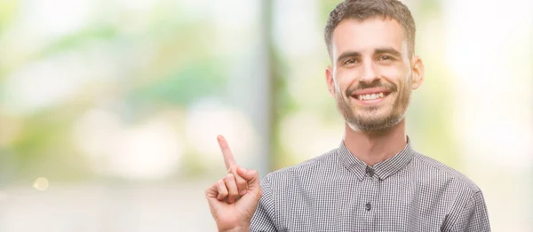 Pemuda Hipster Dengan Senyum Lebar Wajah Menunjuk Dengan Tangan Dan — Stok Foto