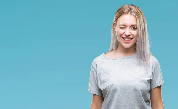 Jonge Blonde Vrouw Geïsoleerde Achtergrond Winking Kijken Naar Camera Met — Stockfoto