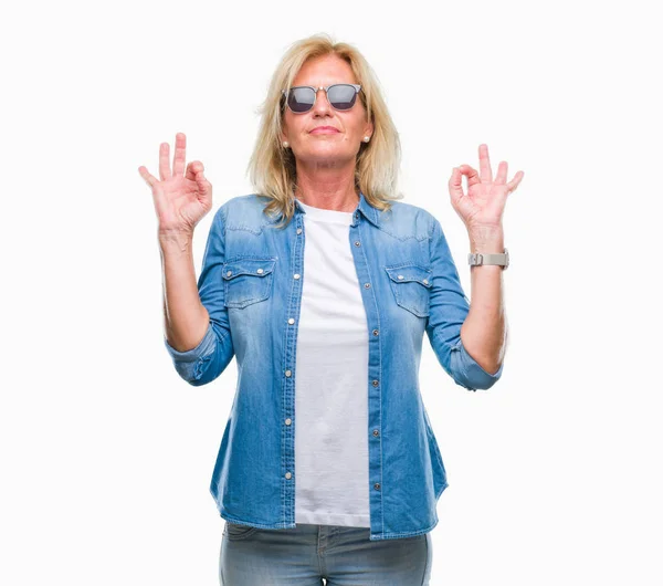 Mujer Rubia Mediana Edad Con Gafas Sol Sobre Fondo Aislado —  Fotos de Stock