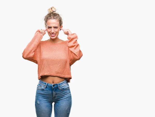 Bella Giovane Donna Bionda Sfondo Isolato Che Copre Orecchie Con — Foto Stock