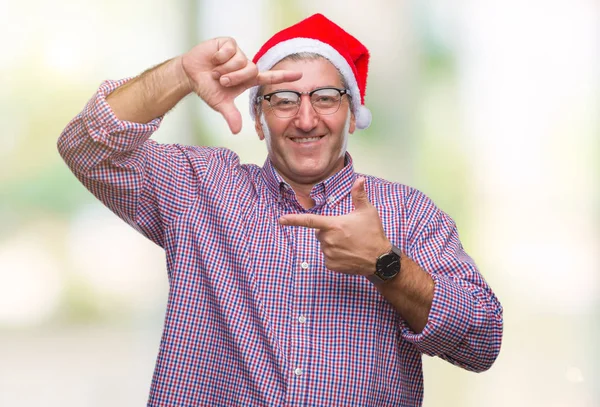 Gutaussehender Älterer Mann Mit Weihnachtsmütze Über Isoliertem Hintergrund Lächelnd Und — Stockfoto