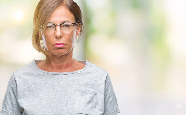 中年资深西班牙裔妇女戴眼镜在孤立背景下持怀疑态度和紧张 皱起眉头因问题而心烦意乱 消极的人 — 图库照片