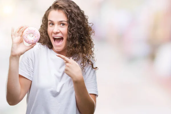 Jeune Fille Brune Manger Beignet Sur Fond Isolé Très Heureux — Photo