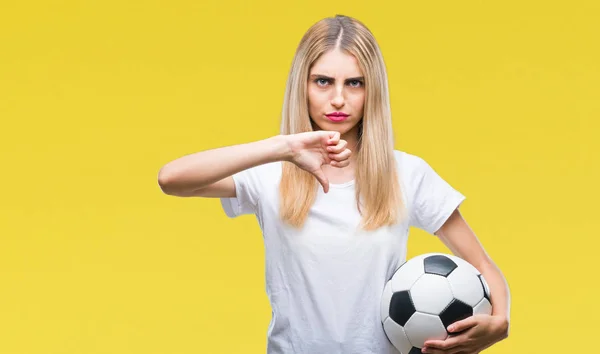 Mladá Krásná Blondýnka Drží Fotbalový Míč Nad Izolované Pozadí Naštvaný — Stock fotografie