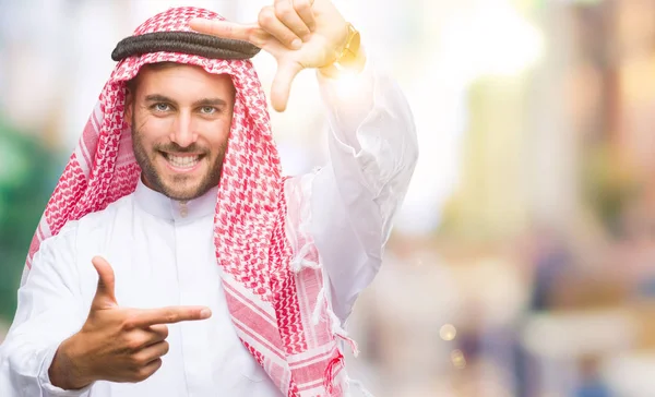 Giovane Bell Uomo Che Indossa Keffiyeh Sfondo Isolato Sorridente Facendo — Foto Stock