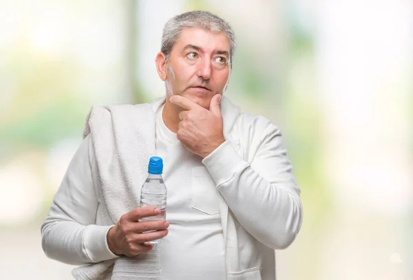 Bello Anziano Uomo Formazione Possesso Asciugamano Bottiglia Acqua Sfondo Isolato — Foto Stock