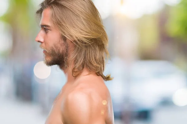 Genç Yakışıklı Gömleksiz Adam Uzun Saçlı Seksi Vücut Tarafına Seyir — Stok fotoğraf