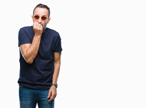 Hombre Mediana Edad Con Gafas Sol Sobre Fondo Aislado Que —  Fotos de Stock