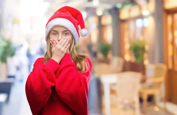 Joven Hermosa Chica Con Sombrero Navidad Sobre Fondo Aislado Impactado — Foto de Stock
