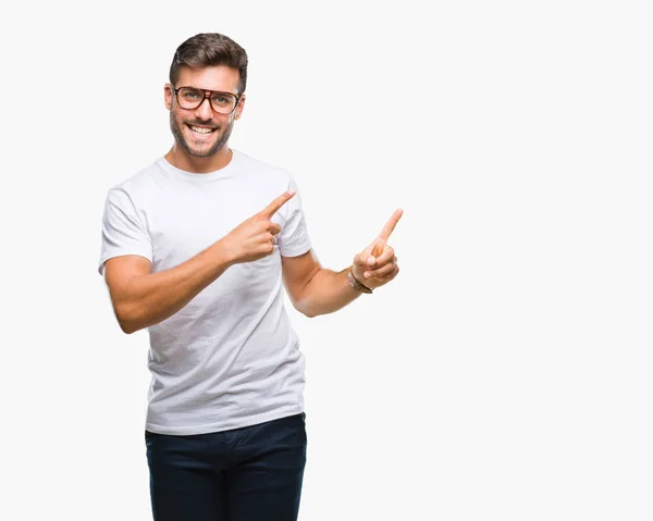 Homem Bonito Jovem Usando Óculos Sobre Fundo Isolado Sorrindo Olhando — Fotografia de Stock