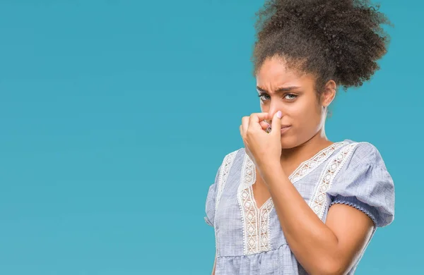 Junge Afroamerikanerin Mit Isoliertem Hintergrund Die Etwas Stinkendes Und Ekelhaften — Stockfoto