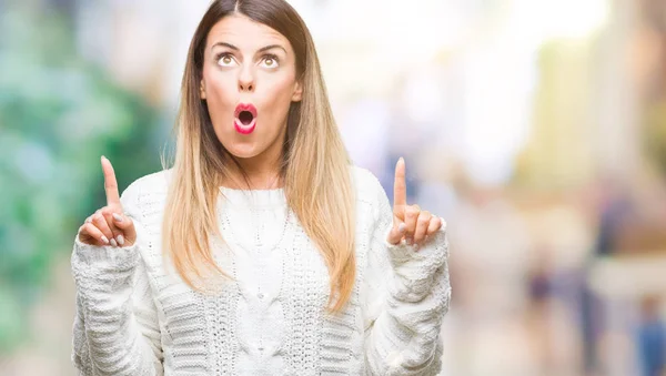 Giovane Bella Donna Casual Maglione Bianco Sfondo Isolato Stupito Sorpreso — Foto Stock