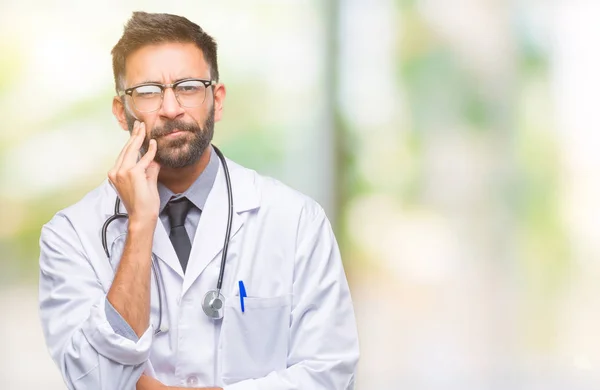 Adulto Hispânico Médico Homem Sobre Fundo Isolado Pensando Parecendo Cansado — Fotografia de Stock