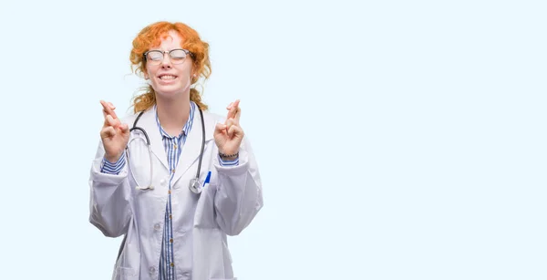 Unga Rödhårig Kvinna Bär Läkare Uniform Leende Korsning Fingrar Med — Stockfoto